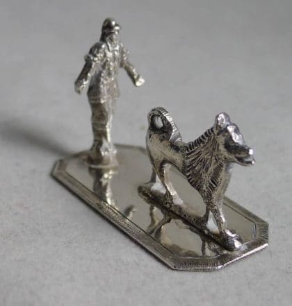 P1140039 420x441 - Zilver Miniatuur man met Keeshond