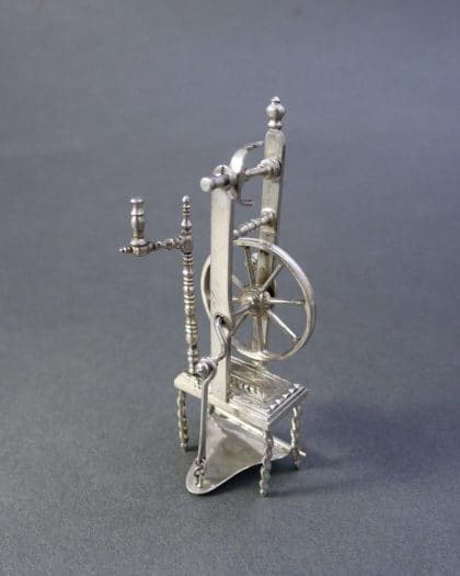 P1290447 420x525 - Miniatuur spinnewiel ( verkocht )
