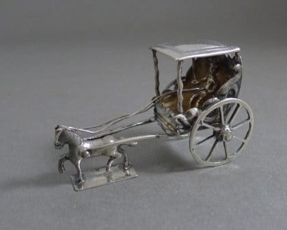 P1330154 420x336 - Miniatuur koets met dakje