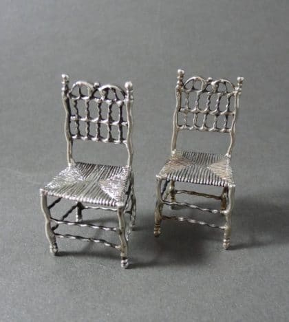 P1330745 420x468 - Paar miniatuur stoelen ( verkocht )
