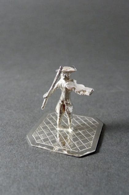 P1330778 420x634 - miniatuur vioolspeler (verkocht)