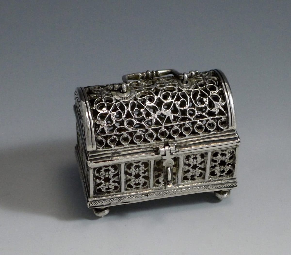 P1350177 1200x1052 - Miniatuur zilver knottekistje ( verkocht )