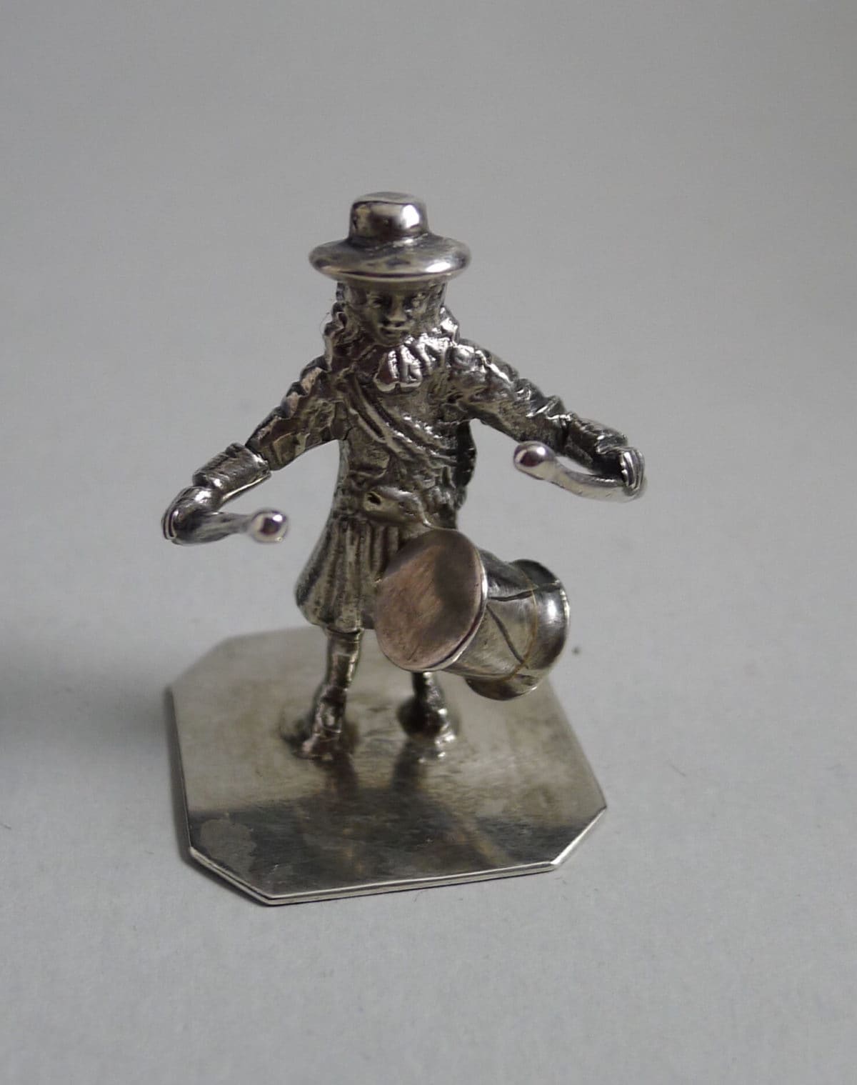 P1360585 1200x1519 - Miniatuur man met trommel