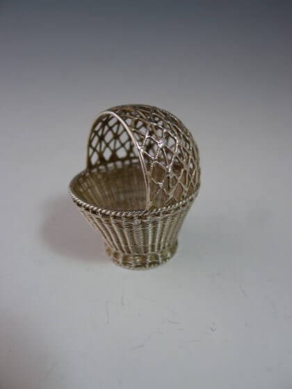 P1380284 420x560 - Miniatuur gevlochten mand