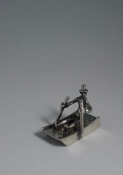 P1380650 420x599 - Miniatuur man op prikslee (verkocht)
