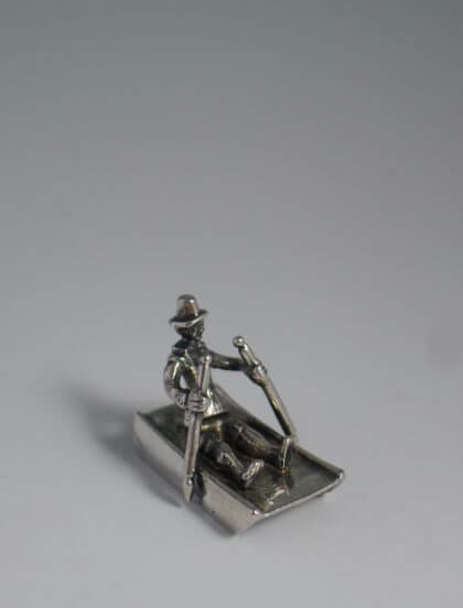 P1380651 420x552 - Miniatuur man op prikslee (verkocht)