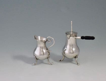 P1380733 420x324 - Miniatuur chocoladekan en melkkan (verkocht)