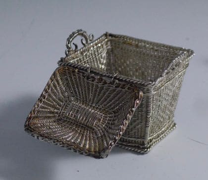 P1380871 420x364 - Miniatuur gevlochten mand (verkocht)