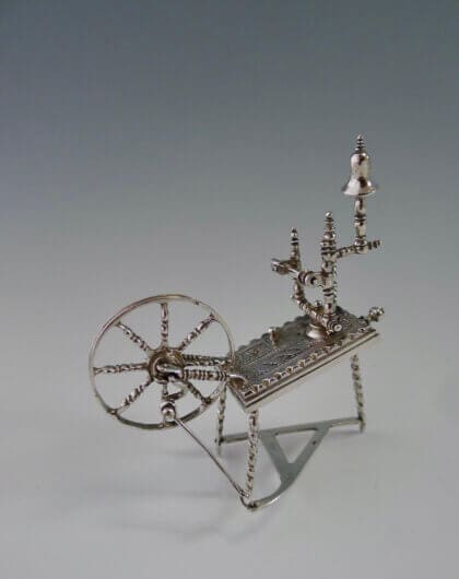 P1390799 420x530 - Miniatuur spinnenwiel (verkocht)