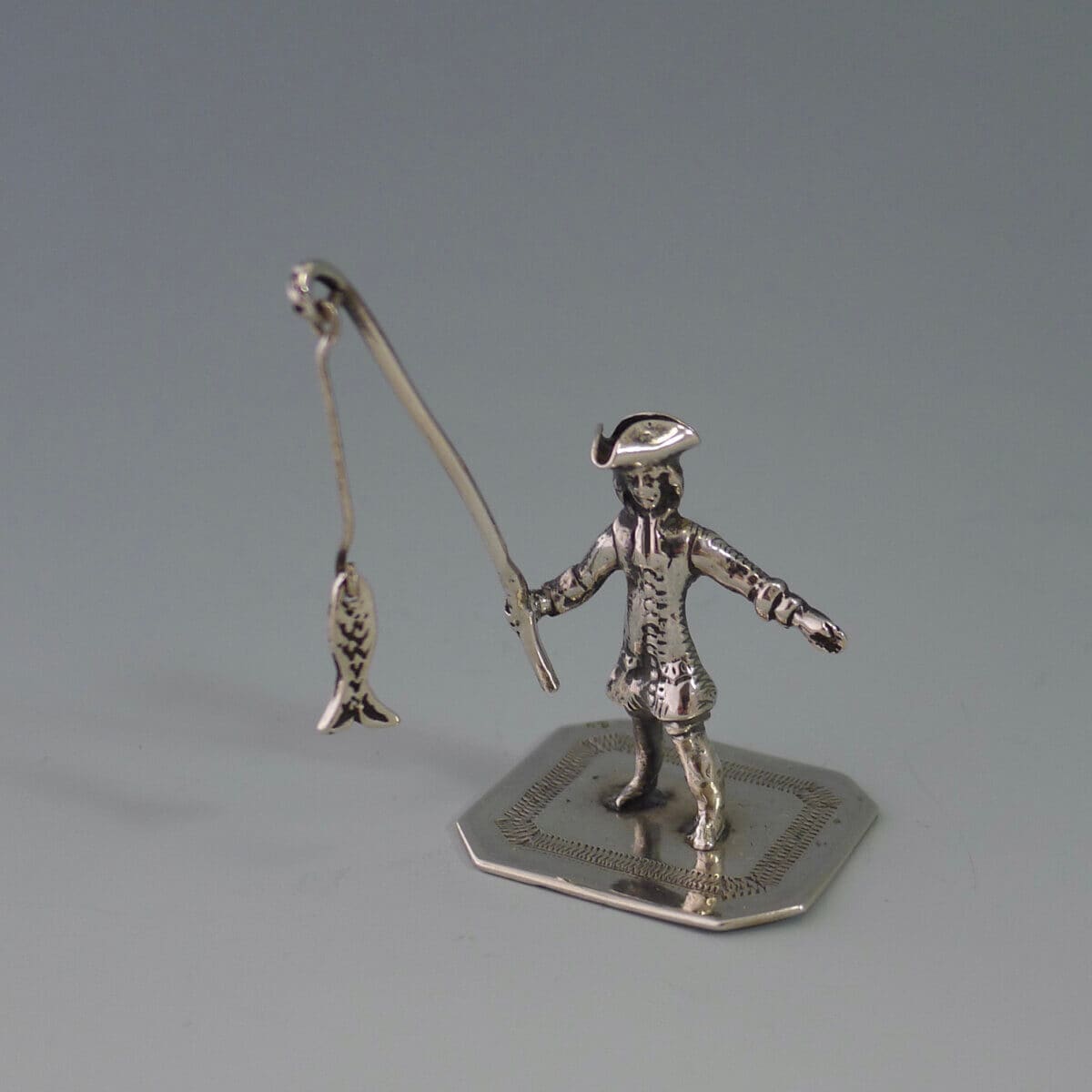 P1400174 1200x1200 - Miniatuur zilveren man met hengel (verkocht)
