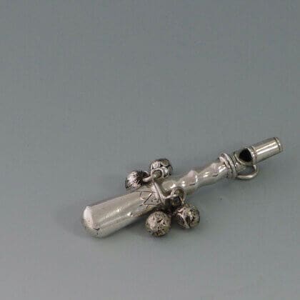 P1400198 420x420 - Miniatuur zilveren rammelaar (verkocht)