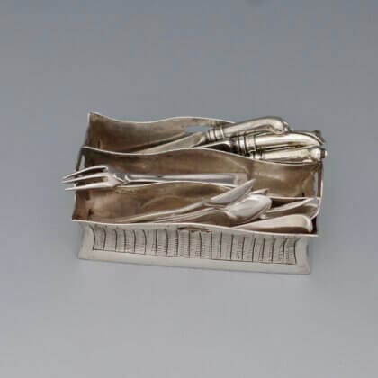 P1400928 420x420 - Miniatuur servieskast met zesentwintig 18e eeuwse zilveren miniaturen (verkocht)