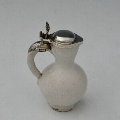 P1410862 420x420 - Miniatuur Delfts wit kannetje met zilveren deksel (verkocht)