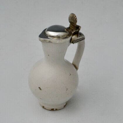 P1410863 420x420 - Miniatuur Delfts wit kannetje met zilveren deksel (verkocht)