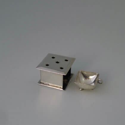 P1430049 420x420 - Miniatuur zilveren stoofje (verkocht)