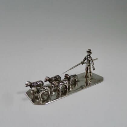 P1430148 420x420 - Miniatuur herder met vijf schapen (verkocht)