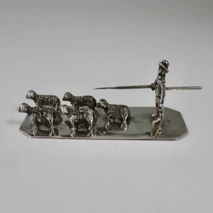 P1430151 420x420 - Miniatuur herder met vijf schapen (verkocht)